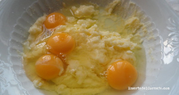 incorporamos huevos al azúcar y mantequilla